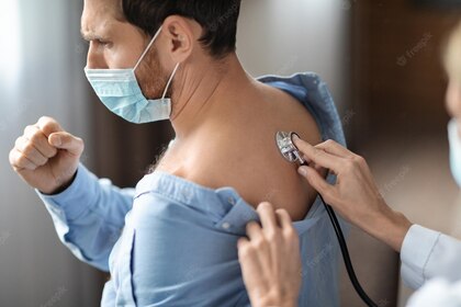 concept pneumologie femme medecin meconnaissable verifiant respiration du patient masculin39 stethoscope 116547 40281 1