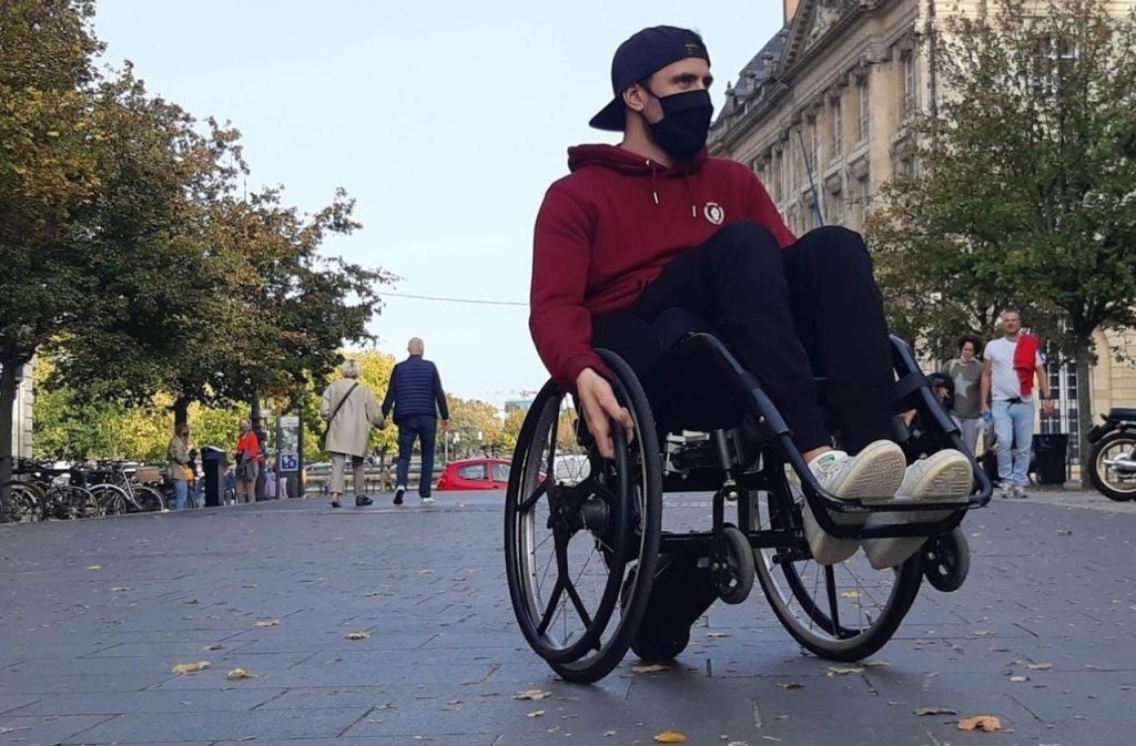 Louer une chaise roulante sans ordonnance : remboursé ou non ? De nos jours, louer un fauteuil roulant sans ordonnance médicale est possible, cependant cela dépend des politiques de location de l'agence en question. Les fauteuils roulants sont indispensables aux personnes handicapées pour se déplacer sans difficulté. 