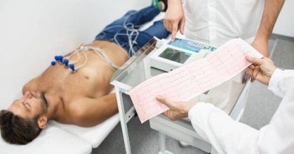 electrocardiogramme au repos 990x517 1
