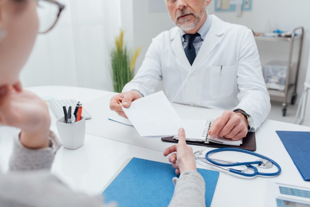 Quelle est la durée de validité d'un courrier pour consulter un spécialiste ?